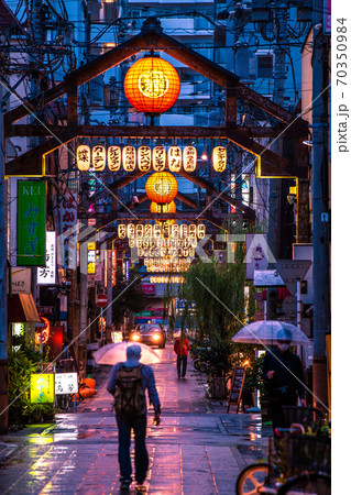 日本の横浜都市景観 横浜 野毛の飲み屋街 やなぎ通り などを望むの写真素材