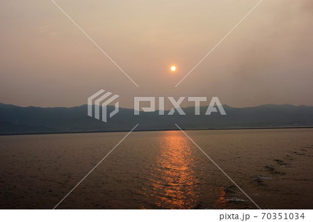 船上から見た陸地と夕日 船上から見た陸地と夕日 70351034