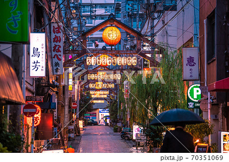 日本の横浜都市景観 横浜・野毛の飲み屋街(やなぎ通り)などを望む 日本の横浜都市景観 横浜・野毛の飲み屋街(やなぎ通り)などを望む 70351069