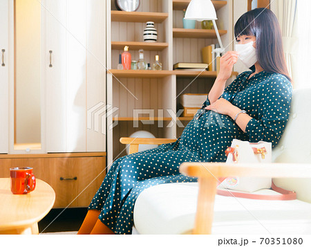 マスクが苦手な妊婦 息苦しい 4 3の写真素材