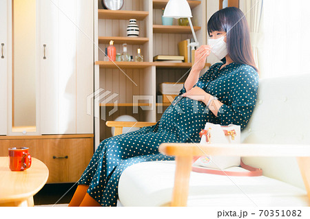 マスク　ネガティブ　妊婦 70351082