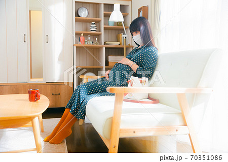 お腹をさする妊婦 外出準備 お腹をさする妊婦 外出準備 70351086