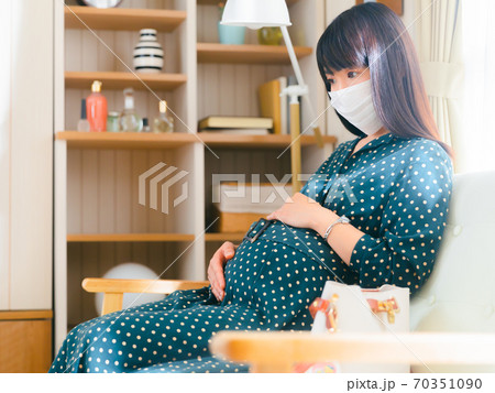 お腹をさする妊婦 外出準備 4:3 お腹をさする妊婦 外出準備 4:3 70351090