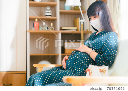 お腹をさする妊婦 外出準備 お腹をさする妊婦 外出準備 70351091