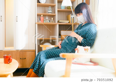 お腹をさする妊婦 外出準備 お腹をさする妊婦 外出準備 70351092