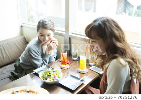 カフェで食事をする女性 カフェで食事をする女性 70351276