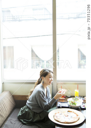カフェで食事する女性 カフェで食事する女性 70351296