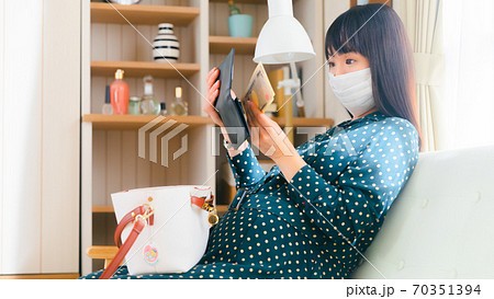 現金を用意する妊婦 外出準備 16:9 現金を用意する妊婦 外出準備 16:9 70351394