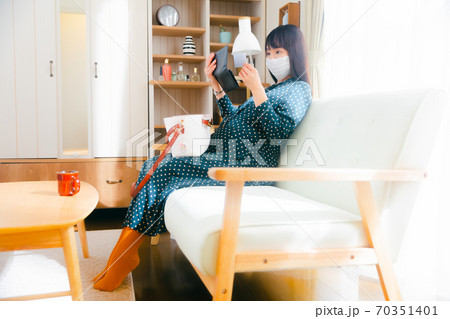 カードを確認する妊婦 外出準備 カードを確認する妊婦 外出準備 70351401