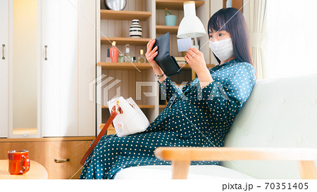 カードを確認する妊婦 外出準備 16:9 カードを確認する妊婦 外出準備 16:9 70351405