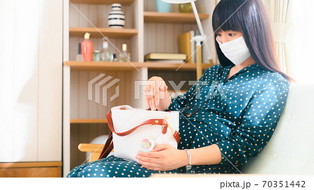 鞄に手を入れる妊婦 16:9 鞄に手を入れる妊婦 16:9 70351442