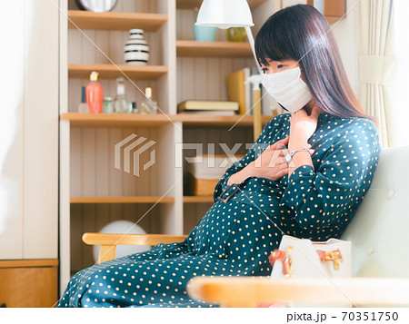 喉を抑える妊婦　外出前　緊張や様々な疾患　4:3 70351750