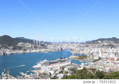 長崎市街地一望　長崎港　クルーズ船 70351922