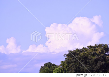 群馬 秋の空に浮かぶ夏雲の写真素材