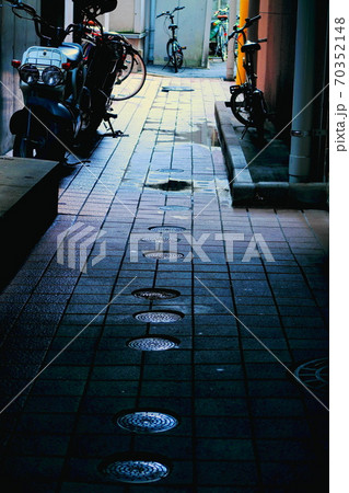 路地のバイクたち 70352148