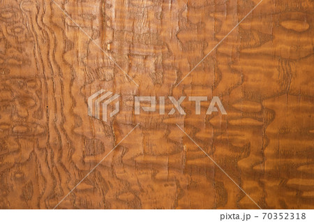 ひび割れた木目の背景素材 70352318