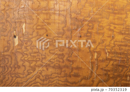 ひび割れた木目の背景素材 ひび割れた木目の背景素材 70352319