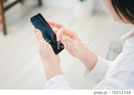 スマホを使う女性 70352338