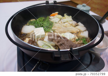 冬の鍋料理のすき焼き 冬の鍋料理のすき焼き 70352799