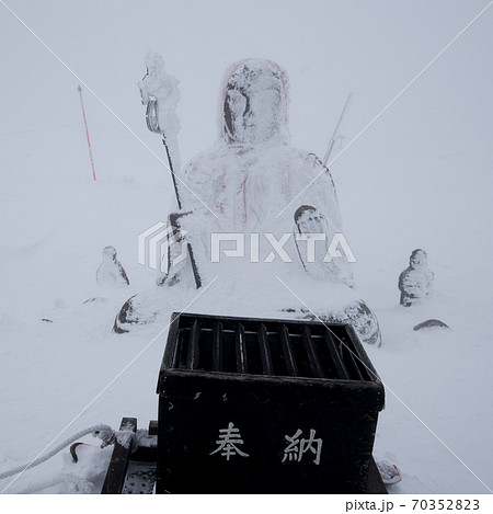 山形山形市蔵王温泉の蔵王ロープウェイの頂上の蔵王地蔵尊 70352823