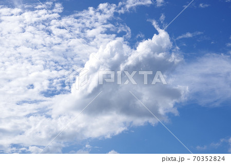 雲のある風景 70352824