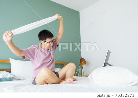 New normal Training At Home An Asian man, aged 35-40, New normal Training At Home An Asian man, aged 35-40, 70352873