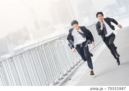全力で走る2人のビジネスマン 70352987