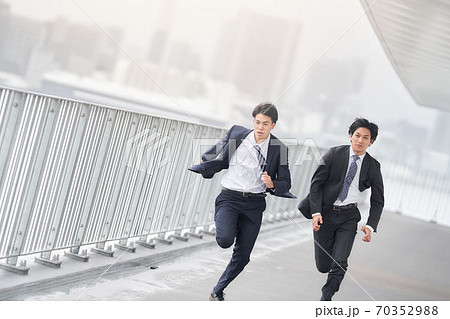 全力で走る2人のビジネスマン 70352988