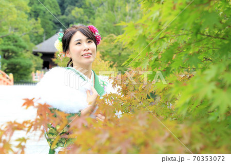 初秋の紅葉と振袖姿の日本人女性 初秋の紅葉と振袖姿の日本人女性 70353072