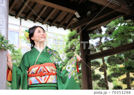 成人振袖ロケ撮影、緑の着物の日本人女性 成人振袖ロケ撮影、緑の着物の日本人女性 70353298
