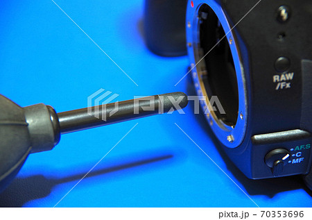 一眼レフカメラの手入れでイメージセンサーをエアブローしている様子 70353696