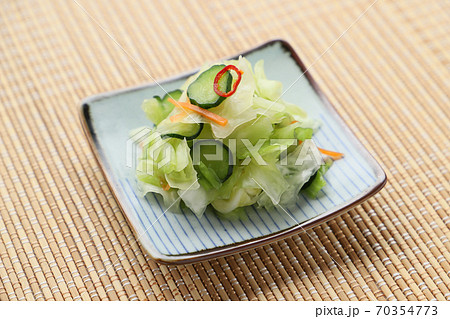 キャベツの浅漬け 70354773