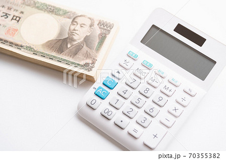 お金と電卓 70355382