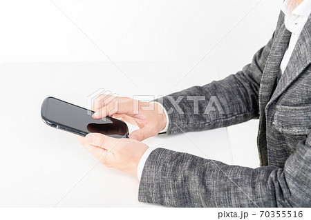 スマホを操作する男性 70355516