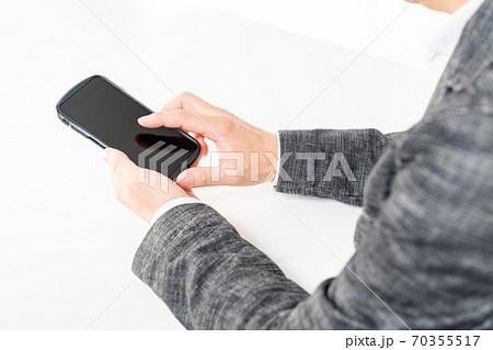 スマホを操作する男性 スマホを操作する男性 70355517