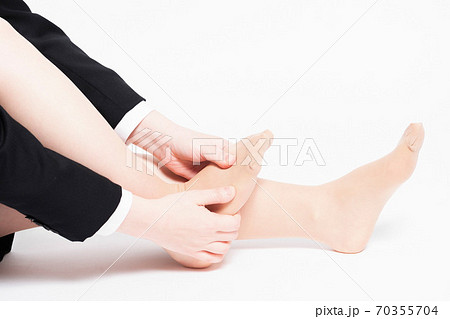 足のマッサージをする女性 70355704