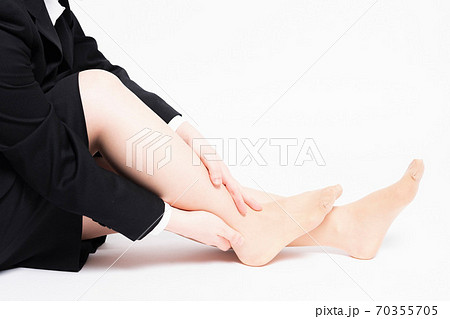 足のマッサージをする女性 足のマッサージをする女性 70355705