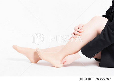 足のマッサージをする女性 足のマッサージをする女性 70355707