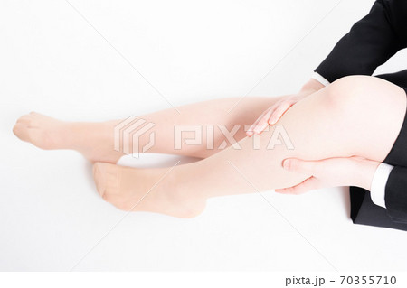 足のマッサージをする女性 足のマッサージをする女性 70355710
