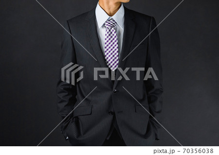 スーツ姿のビジネスマン 70356038