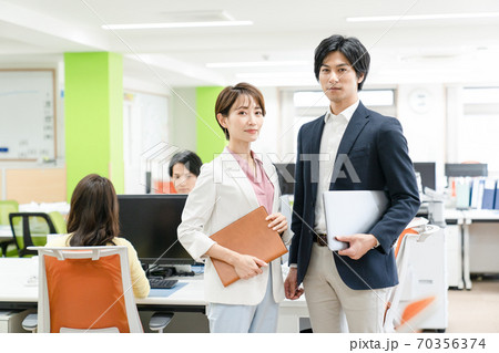 クリエイティブなビジネスチーム クリエイティブなビジネスチーム 70356374