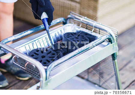 BBQで使用するバーベキューコンロと炭 【夏イメージ】 BBQで使用するバーベキューコンロと炭 【夏イメージ】 70356671