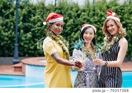 Colleagues celebrating Christmas 70357368