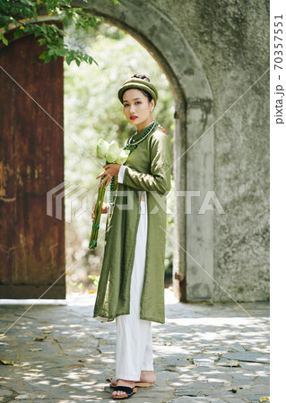 Woman in traditional Vietnamese costume 70357551
