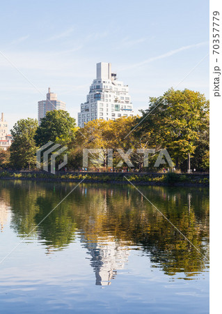 Jackie Onassis Reservoir.  The view across the Jackie Onassis Reservoir in Central Park, New York City in the United States of America on a still autumn morning. 70357779