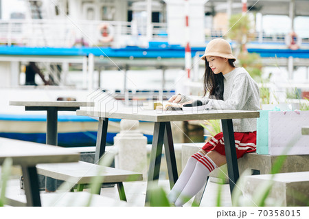 Korean girl reading book 70358015