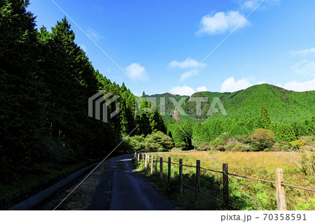 富士山の見える唯一静岡県富士宮市小田貫湿原の草紅葉 70358591