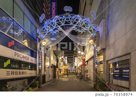 [東京・池袋] 池袋駅東口と乙女路を結ぶ年末の飾りをしたサンシャイン中央通りの門。 70358974
