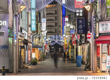 [東京・池袋] 池袋駅東口と乙女路を結ぶ年末の飾りをしたサンシャイン中央通りの門。 70358981