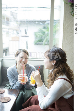カフェで会話する女性 カフェで会話する女性 70360549